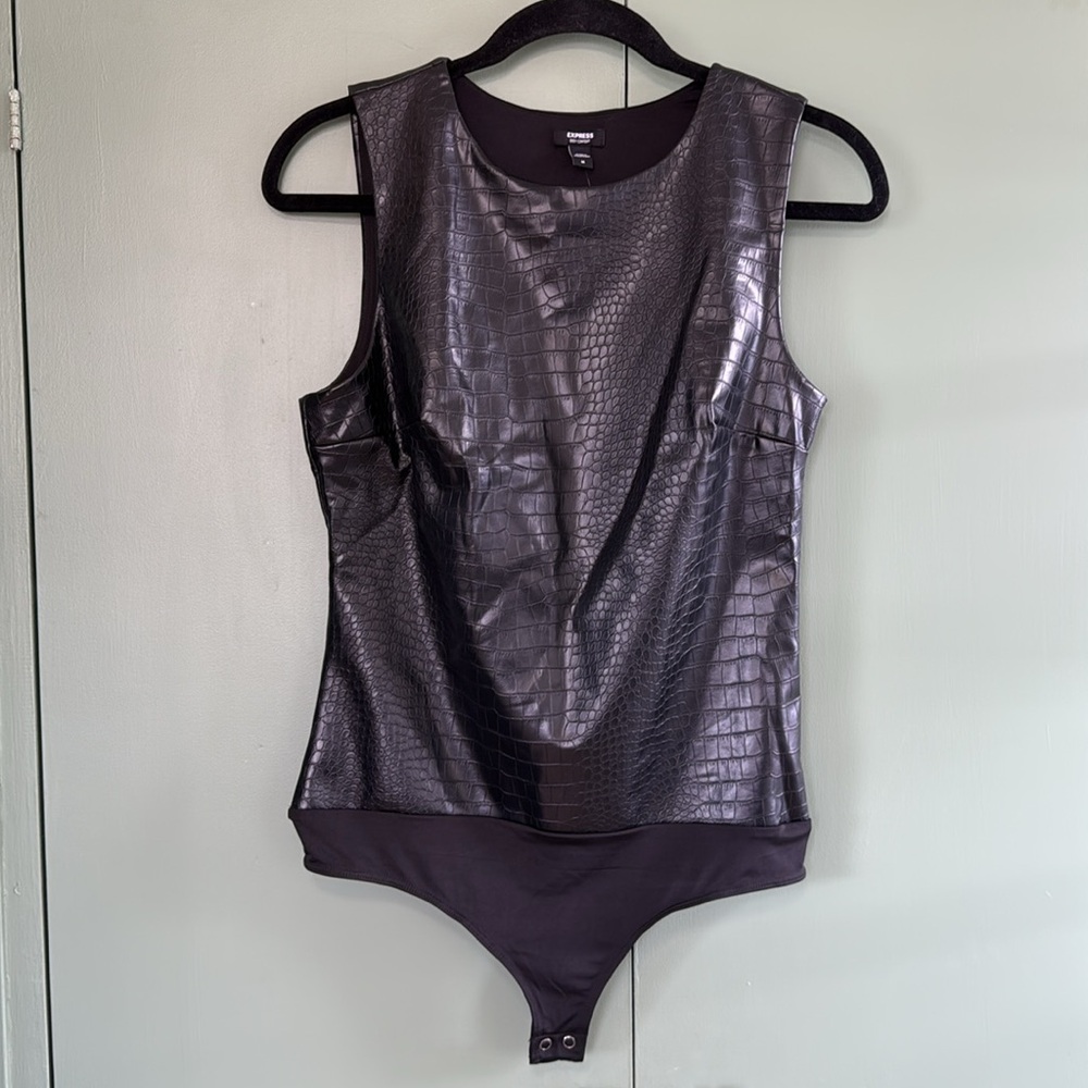 GIFT Express Body Contour Black Croc Faux Leather High Neck Thong Bodysuit Sz M - Picture 2 of 5